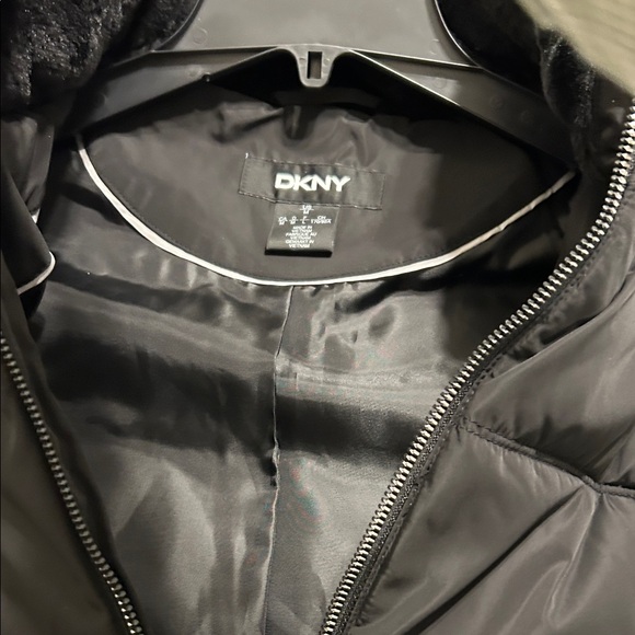DKNY - Size Medium-Women’s puffer jacket with faux fur hood *NEW WITH TAGS* - Picture 9 of 11